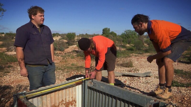 L-R: Jaymin Sullivan, Noah and JC are taking a look at their new mine Down Under. – Bild: 2021 DISCOVERY DEUTSCHLAND