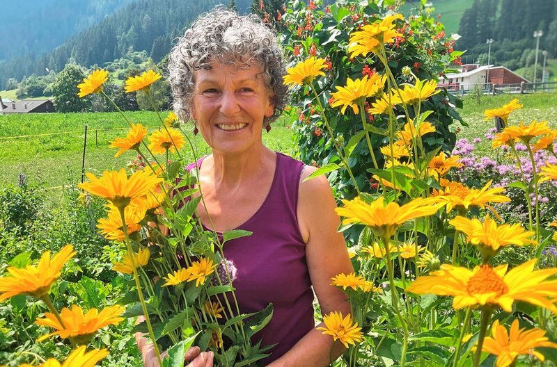  Blumen gibt es in jedem Bauerngarten. Bei Maria Zingerle im Antholzer Tal in Südtirol wachsen besonders viele. – Bild: SWR/​Daniela Agostini /​ SWR Presse/​Bildkommunikation
