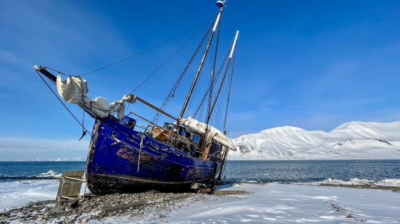 Der Seefahrer und Entdecker Willem Barents sichtete den unbewohnten Archipel im Juni 1596. Heute leben Menschen aus mehr als 50 Nationen auf Spitzbergen. – Bild: NDR/​Till Lehmann