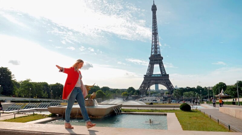 Die deutsche Bloggerin Denise Urbach lebt seit einigen Jahren in Paris; im Hintergrund der Pariser Eiffelturm. – Bild: ZDF und HR. Die deutsche Bloggerin Denise Urbach lebt seit einigen Jahren in Paris; im Hintergrund der Pariser Eiffelturm. – Bild: ZDF und HR.