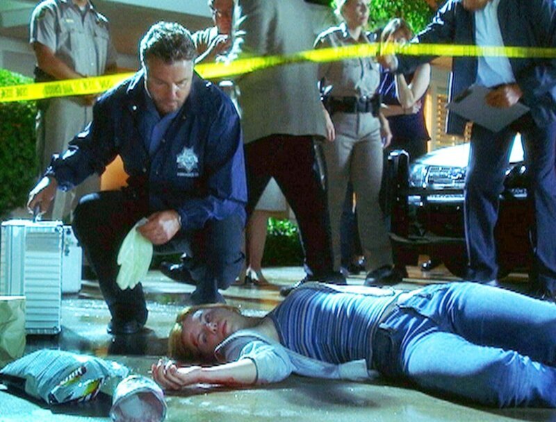 Suzanna (Jeanette Brox) wollte sich der Polizei nicht anvertrauen. Jetzt kann ihr Grissom (William Petersen) nicht mehr helfen: sie ist tot. – Bild: RTL /​ CBS