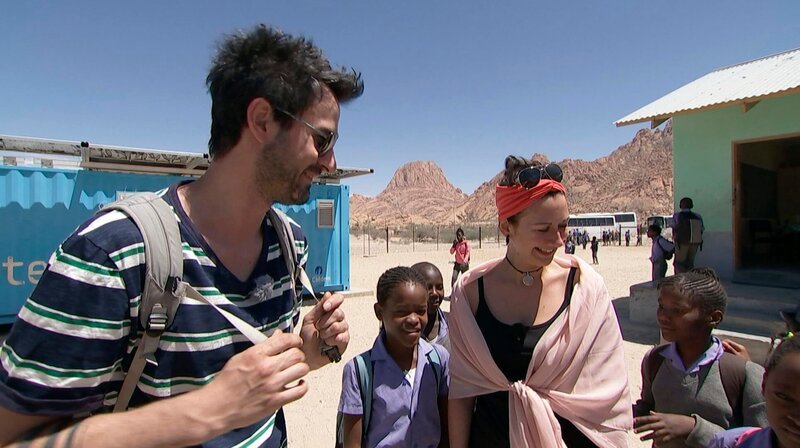 Maren und Dominik erleben den namibischen Schulalltag. – Bild: SWR/​HR