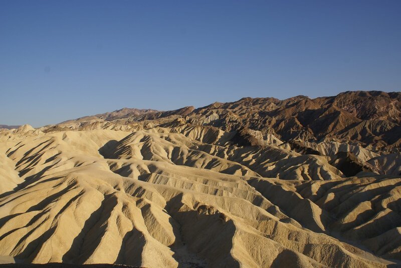 Als Teil einer Reihe von Bergketten, die sich aufgrund von Plattenverschiebungen stets in Bewegung befinden, wird das Death Valley immer weiter auseinandergezogen. – Bild: ZDF und ZDF E./​ZDF E
