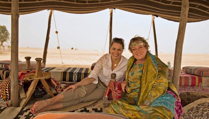 Dubai: Moderatorin Andrea Grießmann mit Uschi Musch (r), die in Dubai eine Kamelfarm betreibt. – Bild: WDR/​Hans Christian Mebold