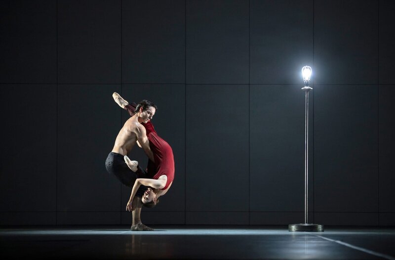 Nicolas Gläsmann und Madoka Sugai tanzen John Neumeiers neue Choreografie Ghost Light. – Bild: SWR/​Kiran West /​ © SWR/​Kiran West