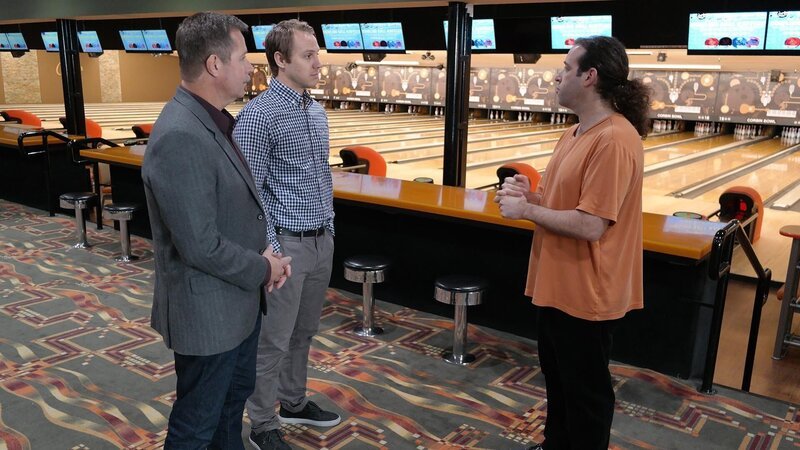 Host Charles Stiles and Eliot talk to the owner in front of the bowling lanes at Corbin Bowling Center in Tarzana, California, as seen on Food Network’s Mystery Diners, Season 9. – Bild: 2015,Television Food Network, G.P. All Rights Reserved
