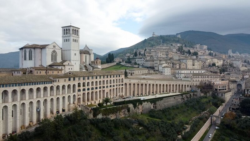 Blick auf das Assisi. – Bild: ORF/​Metafilm