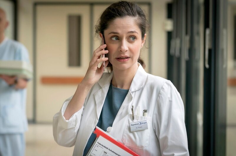 Dr. Maja Pirsich (Anne Werner) ist wegen Noras Patientin sehr besorgt. – Bild: ARD Degeto/​Boris Laewen