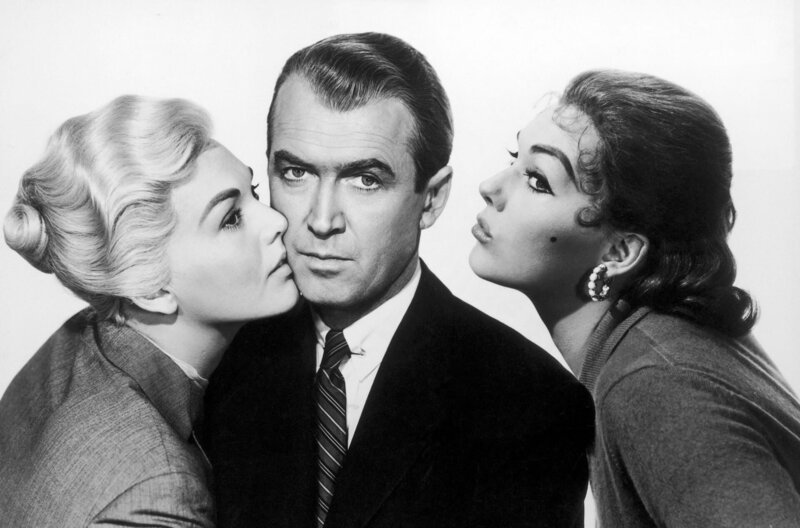Kim Novak in der Doppelrolle der Madeleine Elster/Judy Barton zusammen mit dem amerikanischen Schauspieler James Stewart im Film „Vertigo – Aus dem Reich der Toten“ – Bild: Paramount Pictures/Archive Photos/Getty Images / Kim Novak in der Doppelrolle der Madeleine Elster/Judy Barton zusammen mit dem amerikanischen Schauspieler James Stewart im Film ?Vertigo ? Aus dem Reich der Toten? Kim Novak in der Doppelrolle der Madeleine Elster/Judy Barton zusammen mit dem amerikanischen Schauspieler James Stewart im Film „Vertigo – Aus dem Reich der Toten“ – Bild: Paramount Pictures/Archive Photos/Getty Images / Kim Novak in der Doppelrolle der Madeleine Elster/Judy Barton zusammen mit dem amerikanischen Schauspieler James Stewart im Film ?Vertigo ? Aus dem Reich der Toten?