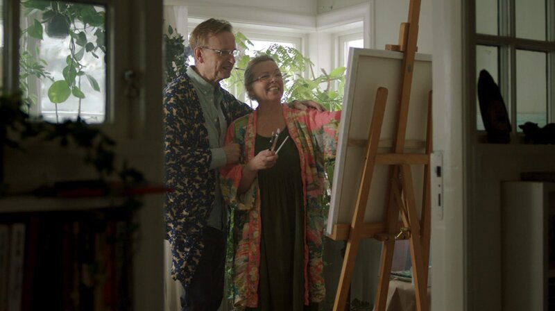 Sten (Johan Ulveson) und seine Freundin Anita (Görel Crona) leben sich kreativ aus. – Bild: ARD Degeto/​Viaplay/​Frida Wendel