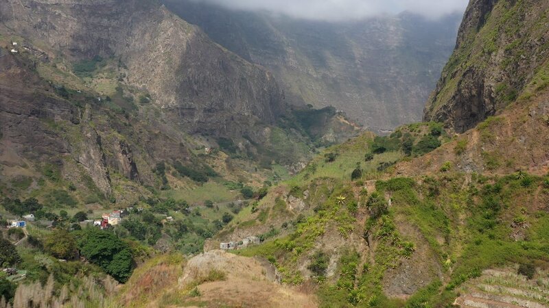 Das Paul-Tal auf der Kapverden-Insel Santo Antão ist mit seinen steilen Wegen ist ein Paradies für Wanderer aus der ganzen Welt. – Bild: ZDF und Julien Bur.