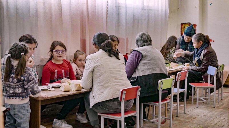 Familie Harutjunjan ist Ende September aus Bergkarabachs Hauptstadt Stepanakert geflüchtet. Heute lebt sie in einem Kindergarten, der ihr von armenischen Behörden übergangsweise zur Verfügung gestellt worden ist. – Bild: ORF