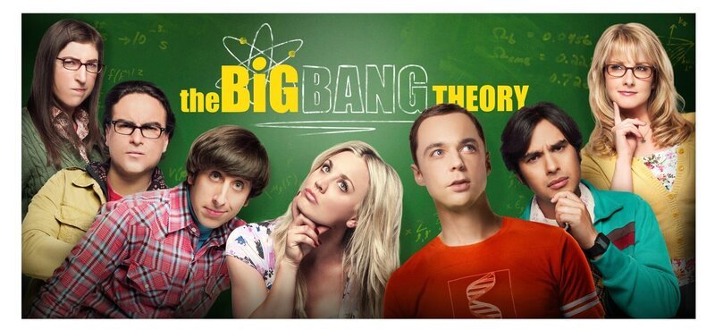 (8. Staffel) – The Big Bang Theory: Bernadette (Melissa Rauch, r.), Howard (Simon Helberg, 3.v.l.), Amy (Mayim Bialik, l.), Sheldon (Jim Parsons, 3.v.r.), Leonard (Johnny Galecki, 2.v.l.), Penny (Kaley Cuoco, M.) und Raj (Kunal Nayyar, 2.v.r.) … – Bild: Warner Bros. Television Lizenzbild frei