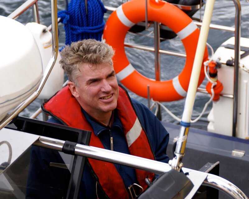 U-boat expert Axel Niestle, alongside the Odyssey Explorer. – Bild: Discovery