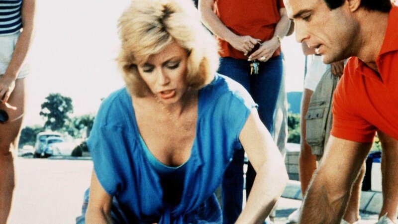 Nick (Joe Penny) und seine Freundin Peggy (Nancy Stafford) werden Zeugen eines Verkehrsunfalls, bei dem ein junger Soldat ums Leben kommt. – Bild: (c) RTL Crime