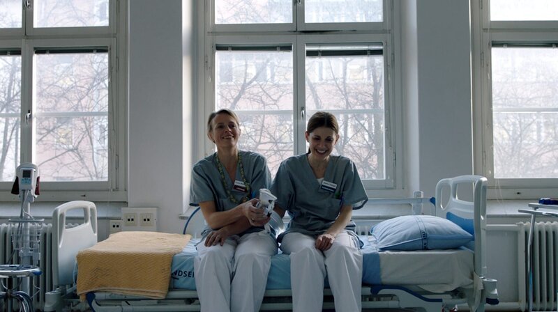 Clara (Josephine Bornebusch) und ihre Kollegin Sasha (Nina Zanjani) sind gut drauf – Bild: ARD Degeto/​Viaplay/​Frida Wendel