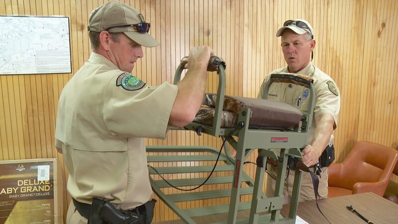 Warden Richards and Warden Fried assemble a tree stand. – Bild: Animal Planet /​ 34608_ep110_005 – Photobank /​ Discovery Communications