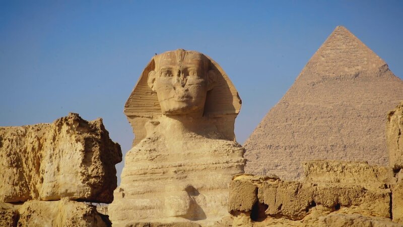 Sphinx mit der Großen Pyramide von Gizeh im Hintergrund. (Windfall Films) – Bild: Windfall Films /​ Windfall Films