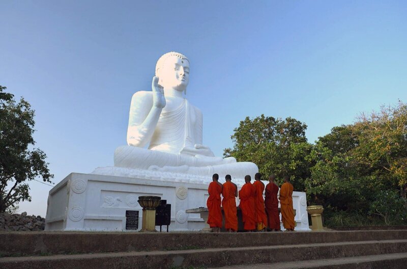Das Ziel der buddhistischen Mönche in Sri Lanka: sich von seinem Verlangen lösen, sein Ego, die Ursache allen Leidens, überwinden und so zur Erleuchtung gelangen … – Bild: Elephant Doc /​ © Elephant Doc