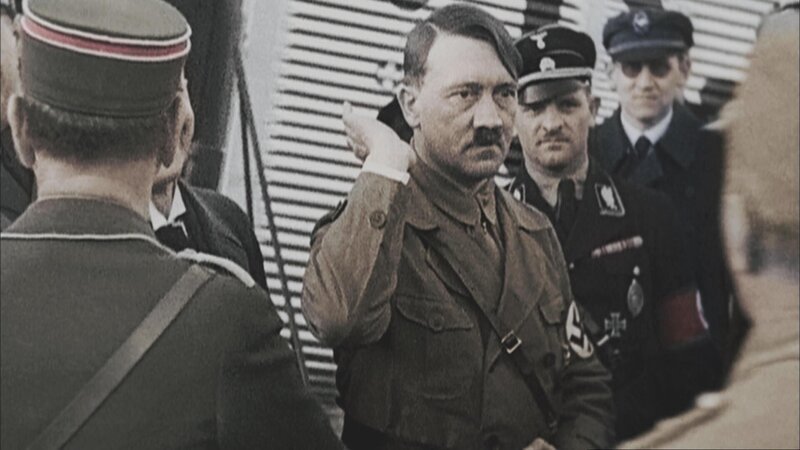 Unter dem Solgan: „Befreit Deutschland vom Marxismus“, erinnert Hitler seine Landsleute daran, dass der Kommunismus ihr Hauptfeind ist. – Bild: RTL /​ © CC&CClarkeCostelle & Cie