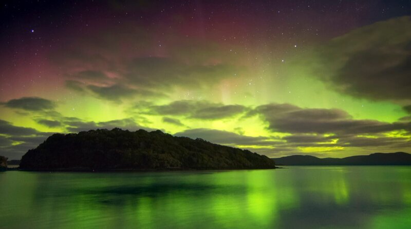 Mit viel Glück kann man weit im Süden Neuseelands das Südlicht, die Aurora Australis am nächtlichen Himmel beobachten. – Bild: ZDF und NDR/​BBC.