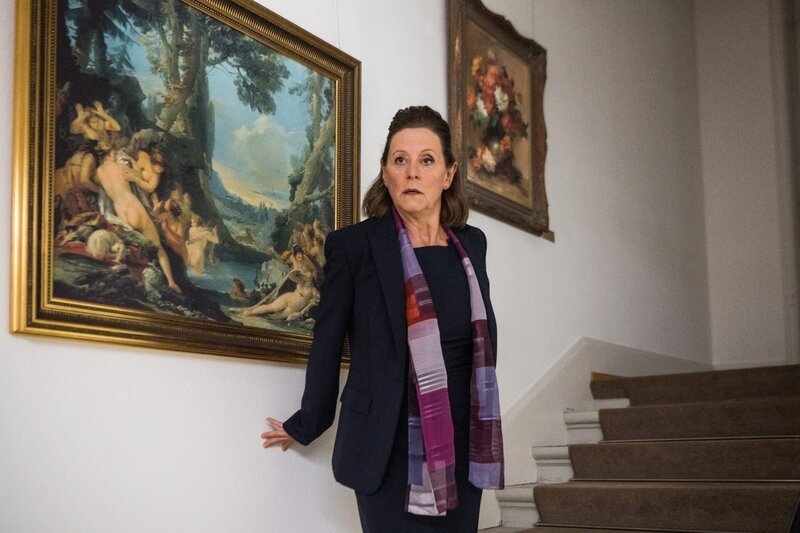 Gefährliche Situation: Ruth Schwegler als Museumsangestellte – Bild: SRF/​Samuel Schalch