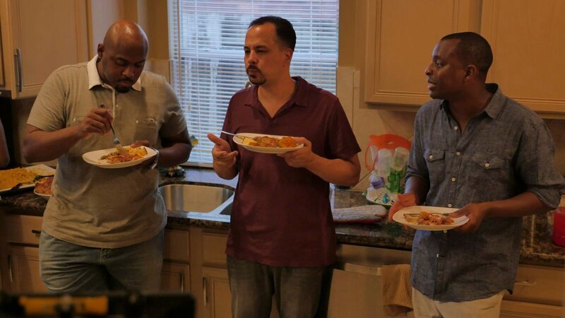 The doctors standing and eating in the kitchen at the crawfish boil dinner. – Bild: Discovery Communications