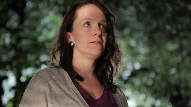 Lori looks into the distance. – Bild: Investigation Discovery /​ Photobank;36324_ep406_013.JPG /​ Discovery Communications
