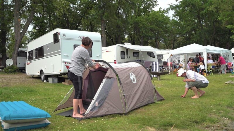 Campers set up a tent. – Bild: DMAX