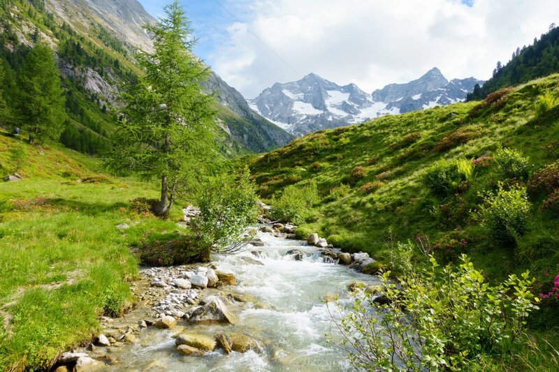 Mountain stream in the high mountains with glaciers – Bild: Shutterstock /​ Shutterstock /​ Copyright (c) 2015 by Paul/​Shutterstock. No use without permission.