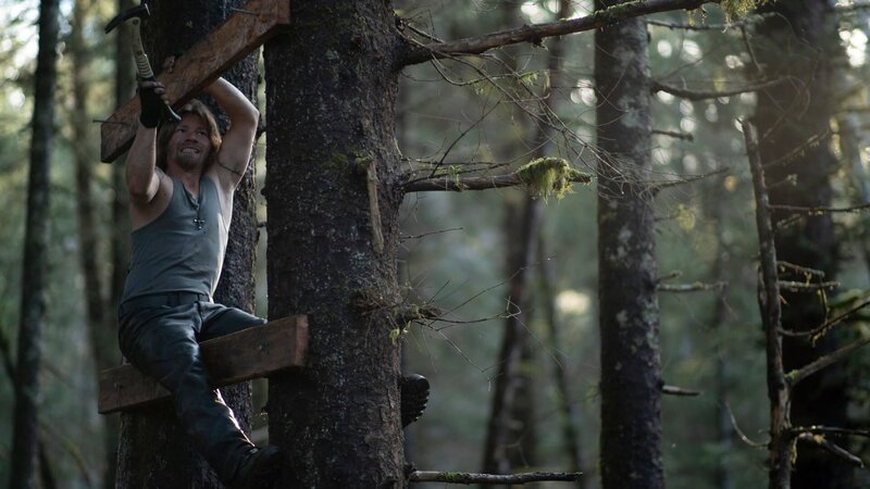 Bear Brown is building a ladder so he can enter his old Treehouse home in Browntown. – Bild: Discovery Communications, LLC