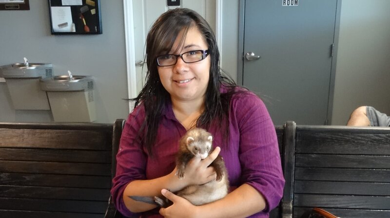 Sarai with her pet ferret Blimpie in the waiting room at Planned Pethood Plus for a follow up visit. – Bild: Discovery Communications