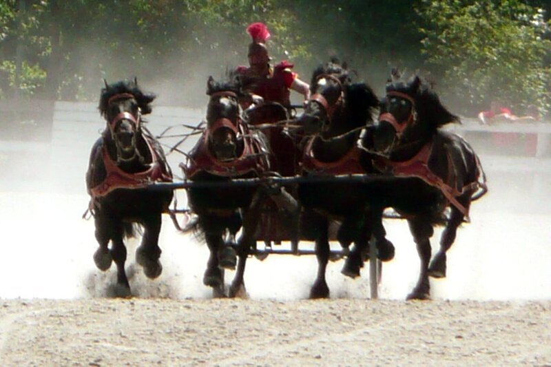 Wagenrennen wurden mit Streitwagen durchgeführt, die mit zwei oder vier Pferden bespannt wurden. – Bild: PHOENIX/​SWR/​Tilman Büttner