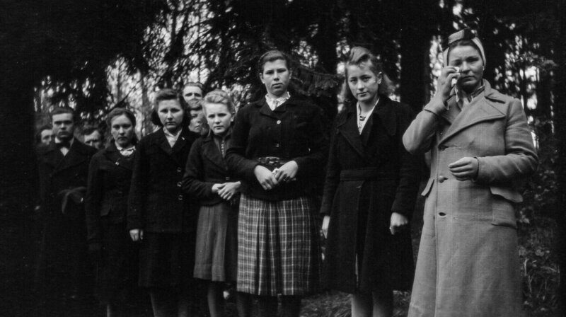 Warsteiner Bürger, die Anfang Mai 1945 auf Befehl der US-Army an den Leichen der in den Wäldern ermordeten Zwangsarbeiter vorbeilaufen mussten. – Bild: WDR/Max Neidlinger/probono Fernsehproduktion GmbH Warsteiner Bürger, die Anfang Mai 1945 auf Befehl der US-Army an den Leichen der in den Wäldern ermordeten Zwangsarbeiter vorbeilaufen mussten. – Bild: WDR/Max Neidlinger/probono Fernsehproduktion GmbH