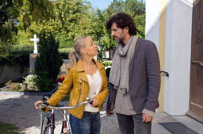 Mirko (Pasquale Aleardi) trifft seine Jugendliebe Rosa (Eva Herzig) wieder. – Bild: ZDF und ARD Degeto/​Thorsten Jander.