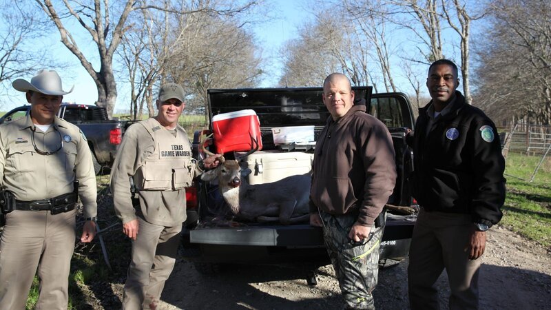Wardens and Sgt Prewitt pose with a severed deer head. – Bild: Animal Planet