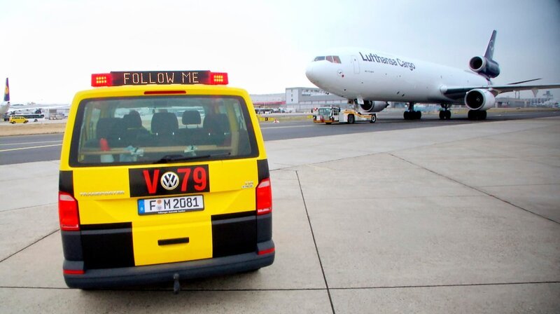 Follow-Me-Car – Lotsenfahrzeug – auf dem Frankfurter Flughafen. – Bild: HR/​Andreas Graf