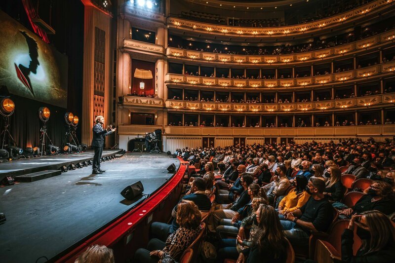 Thommy Ten in der Wiener Staatsoper. – Bild: ORF/​NXP/​Matthias Köstler