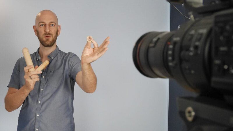 Jan Omland beantwortet in seinem Youtube-Kanal tabulos alle Fragen zum Thema Sex. – Bild: ZDF und NDR/Arte/Almut Faass. Jan Omland beantwortet in seinem Youtube-Kanal tabulos alle Fragen zum Thema Sex. – Bild: ZDF und NDR/Arte/Almut Faass.