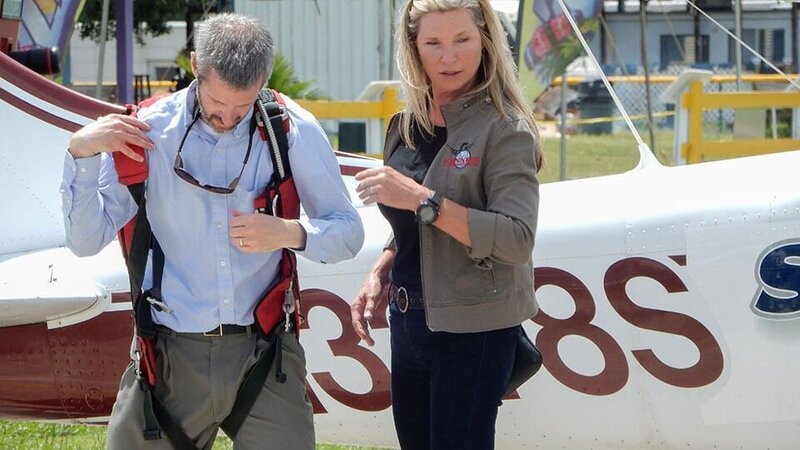 Valerie Kennedy helps the debtor into his parachute. – Bild: Discovery Communications