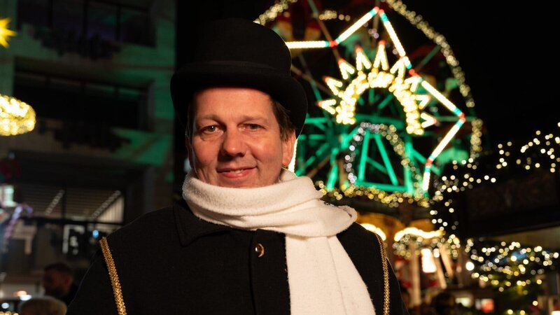 Werner Feldmann ist ein wahrer „Weihnachtsmacher“. Seit 20 Jahren ist er mit seinem Riesenrad auf dem Weihnachtsmarkt. – Bild: ZDF und Jarek Presnück /​ i&u TV./​Jarek Presnück /​ i&u TV