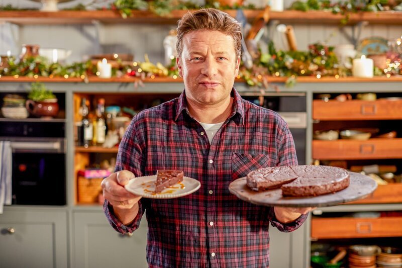 Jamie Oliver bei der Zubreitung von einem Schokoladenmoussekuchen. – Bild: ORF/​Fremantle/​© Jamie Oliver Enterprises Ltd./​Sam Robinson