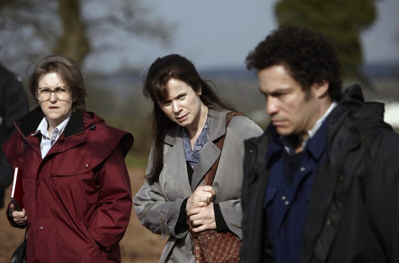 Fred West (Dominic West, re.) führt Janet Leach (Emily Watson, Mi.) zu dem Ort, an dem Anna vergraben liegt. – Bild: ITV Studios /​ © ITV Studios