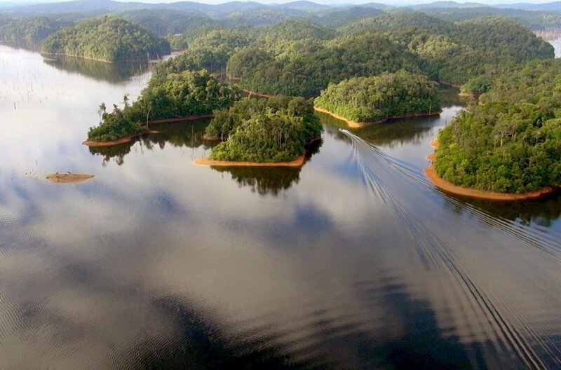 Der Lac du Petit-Saut in Französisch-Guayana – Bild: Gedeon Programmes /​ © Gedeon Programmes