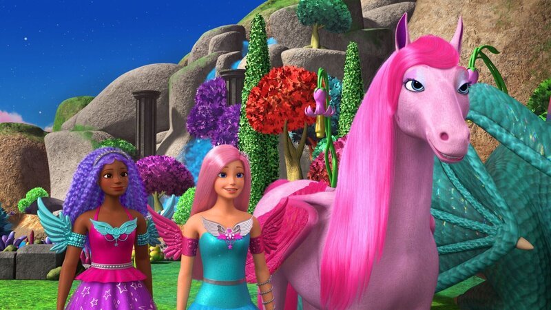 Barbie und Brooklyn entdecken beim Surfen ein einsames Fohlen. Schnell stellen sie fest, dass es sich um kein gewöhnliches Fohlen handelt, sondern um einen Pegasus, den sie Peggy taufen. – Bild: MATTEL