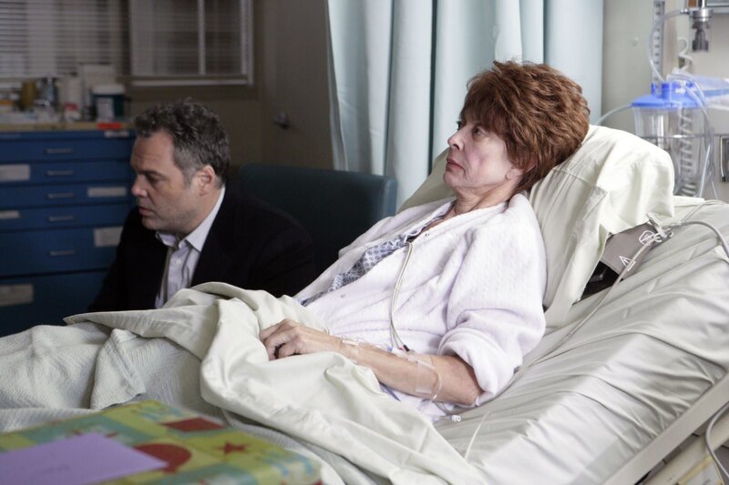 Robert Goren (Vincent D’Onofrio) macht sich große Sorgen um seine krebskranke Mutter Frances (Rita Moreno). – Bild: VOX/​NBC/​Virginia Sherwood
