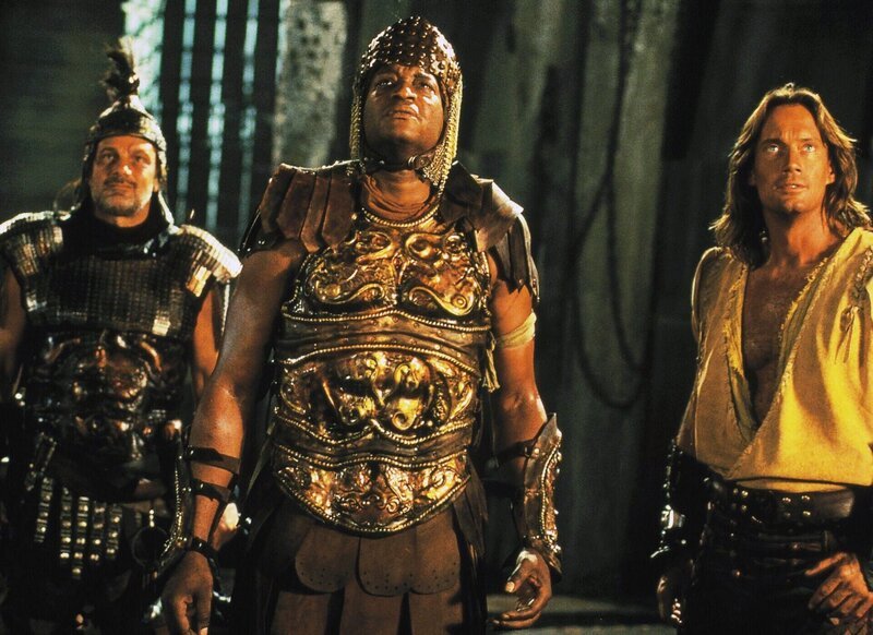 Gladius (Tony Todd, Mi.) erhält von Maxius, dem wettsüchtigen Sklavenhalter, den Befehl gegen Hercules (Kevin Sorbes, re.) in der Arena zu kämpfen … – Bild: RTL