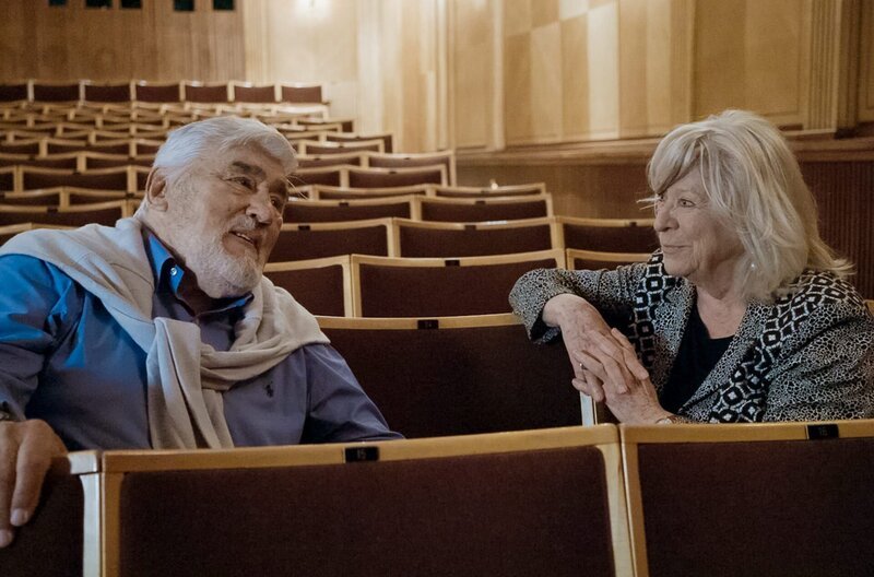 Bei einem Treffen mit der Regisseurin Margarethe von Trotta lässt Mario Adorf die Dreharbeiten von „Die verlorene Ehre der Katharina Blum“ (1975) und „Die bleierne Zeit“ (1981) in den späten 70er Jahre wieder lebendig werden. – Bild: Coin Film / © Coin Film Bei einem Treffen mit der Regisseurin Margarethe von Trotta lässt Mario Adorf die Dreharbeiten von „Die verlorene Ehre der Katharina Blum“ (1975) und „Die bleierne Zeit“ (1981) in den späten 70er Jahre wieder lebendig werden. – Bild: Coin Film / © Coin Film
