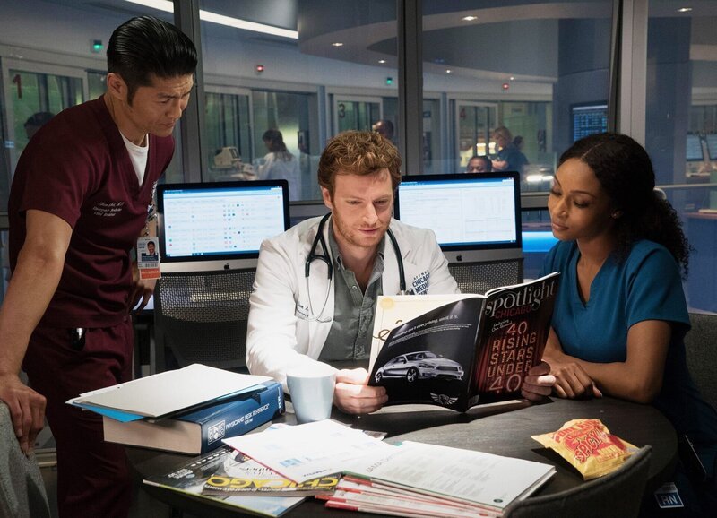 -- „Natural History“ Episode 202 -- Pictured: (l-r) Brian Tee as Ethan Choi, Nick Gehlfuss as Will Halstead, Yaya DaCosta as April Sexton -- (Photo by: Elizabeth Sisson/​NBC) – Bild: SRF/​NBC Universal