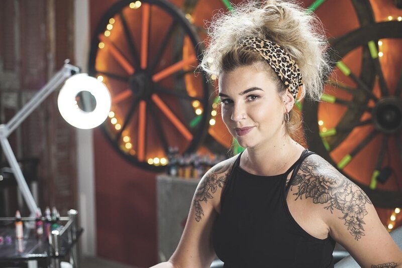 Urlaubssünden auf der Haut? Für Alice, die farbenfrohe Tattoos liebt, ist es immer wieder eine willkommene Herausforderung grauenvolle Tattoo-Sünden zu covern … – Bild: Studio Lambert & all3media International Lizenzbild frei